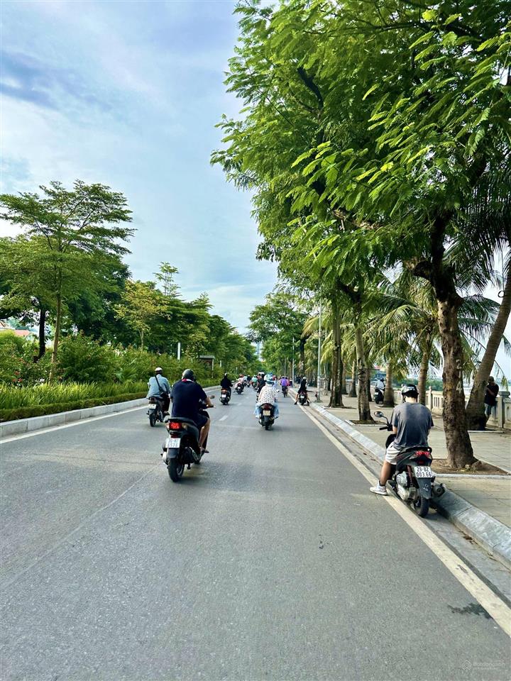 Cần bán nhà mặt phố lạc long quân, tây hồ. dt sổ đỏ 500m2. nhà nằm vị trí rất đẹp, kd sầm uất