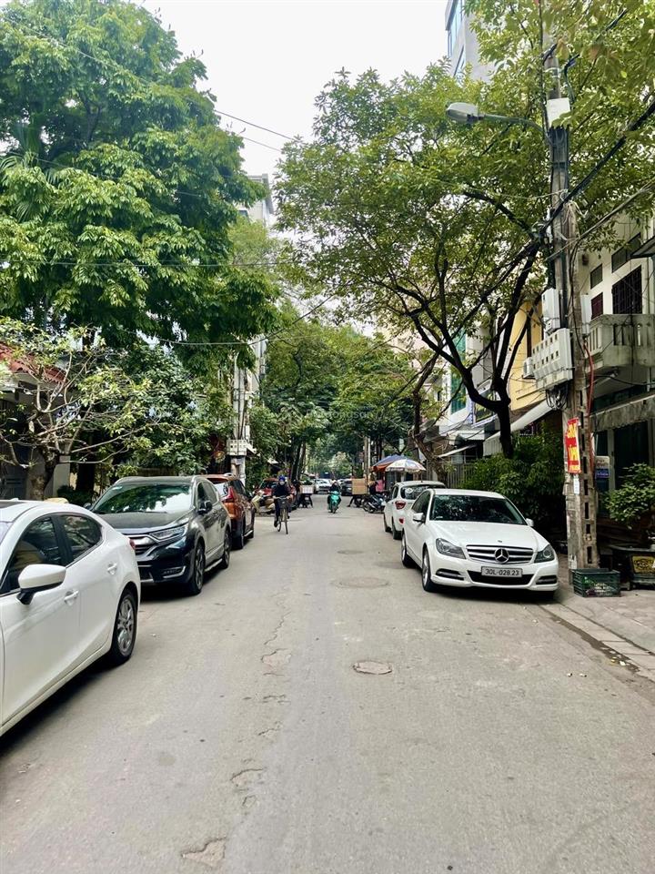 Cần bán nhà lô góc phố liễu giai, quận ba đình. dt sổ 105m2 x 6t, mt 6,5m. đường ôtô tránh, gần mp