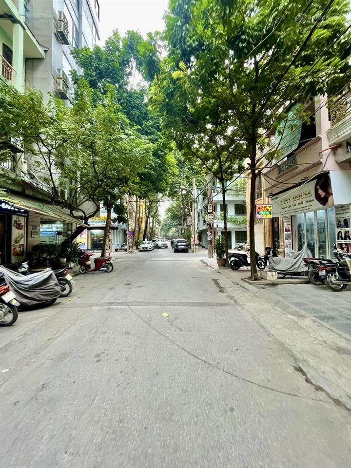 Cần bán nhà lô góc phố liễu giai, quận ba đình. dt sổ 105m2 x 6t, mt 6,5m. đường ôtô tránh, gần mp