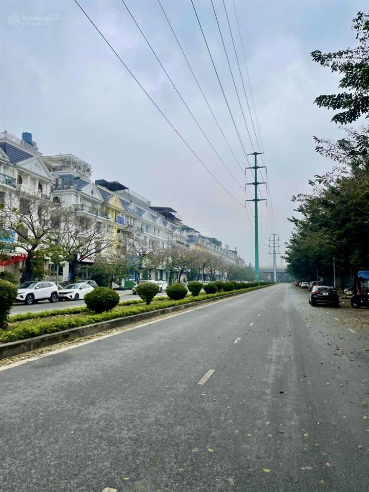 Cần bán nhà mặt phố thành phố giao lưu, phạm văn đồng. dt sổ 260m2 x 6t, 1hầm, mt 16m. vị trí đẹp