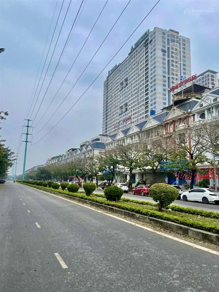 Cần bán nhà mặt phố thành phố giao lưu, phạm văn đồng. dt sổ 260m2 x 6t, 1hầm, mt 16m. vị trí đẹp