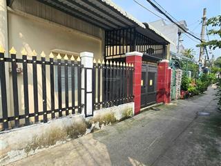 Nhà 3 mặt tiền dt 7x23  hẻm xe tải thông  30m ra lê lợi  gần chợ hóc môn