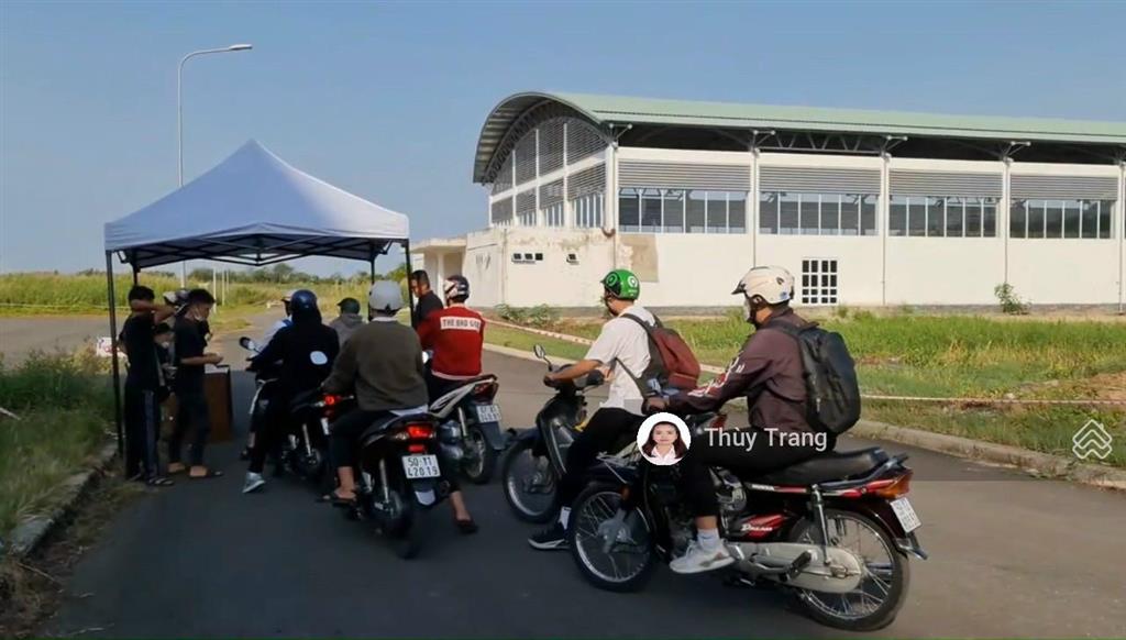 Nền shop kdc nhơn đức đối diện trường đại học giá chỉ 11,5 tỷ  0933 941 *** em trang