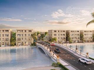Biệt thự song lập đv229 ngay trước mặt là ngự hoa viên hồ cá coi tuyệt đẹp trên đảo vũ yên