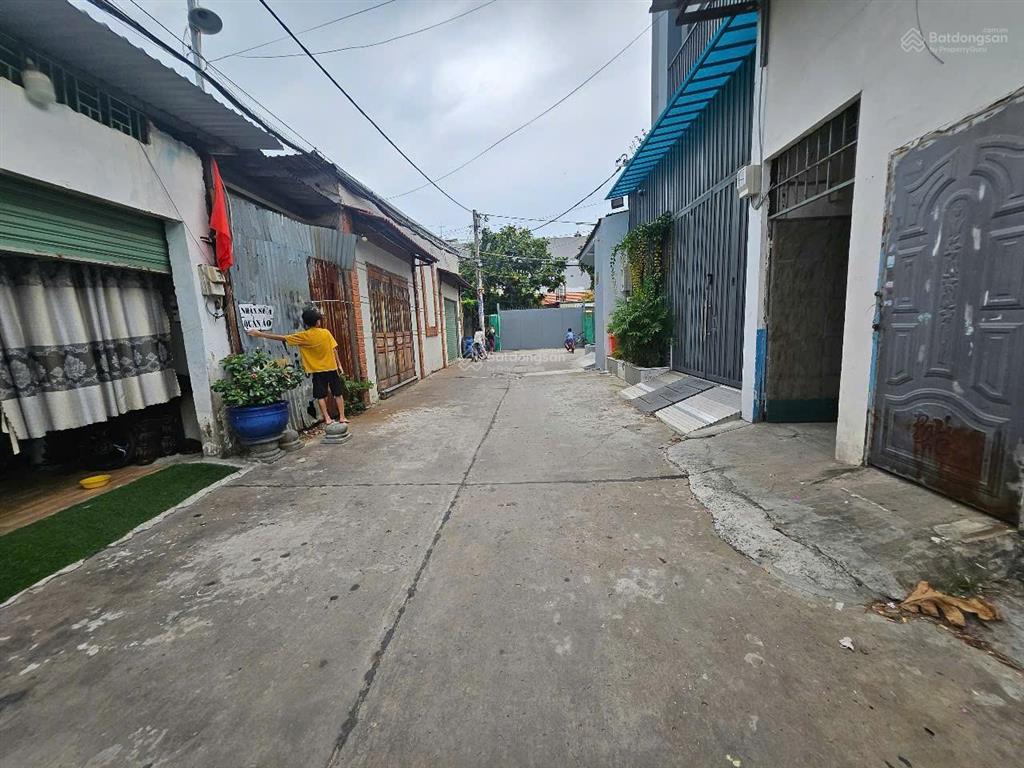Bán nhà xưởng đang hoạt động tốt đông hưng thuận quận 12. diện tích ngang 9,2m x 20m