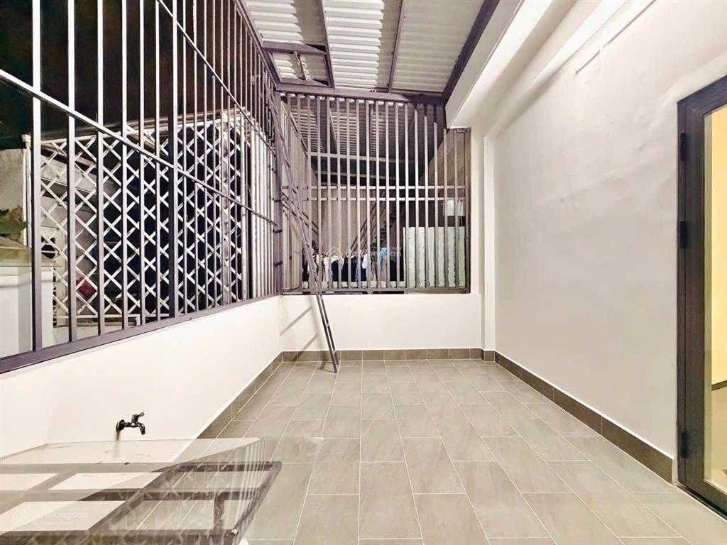 Nhà phố đẹp ngang 5m trệt 3 lầu khu phân lô đồng bộ  đường xe hơi 9m gần chợ  trường học