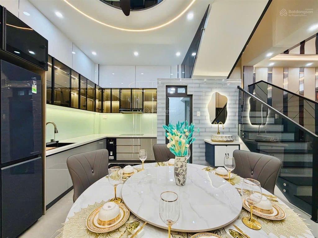 Nhà phố đẹp ngang 5m trệt 3 lầu khu phân lô đồng bộ  đường xe hơi 9m gần chợ  trường học