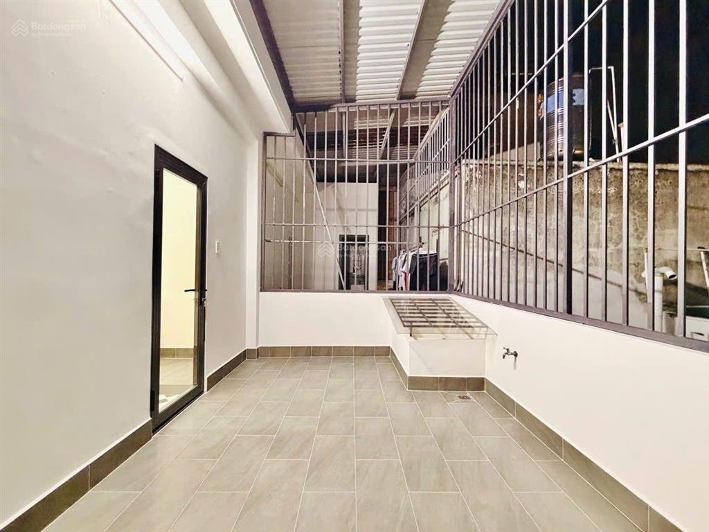 Nhà phố đẹp ngang 5m trệt 3 lầu khu phân lô đồng bộ  đường xe hơi 9m gần chợ  trường học