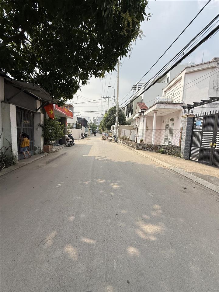 Lô góc 2 mặt tiền hẻm 6m sát cầu sắt an phú đông.dt. 8.33m x 11m  86.5m2 thổ.giá tốt nhất vườn lai