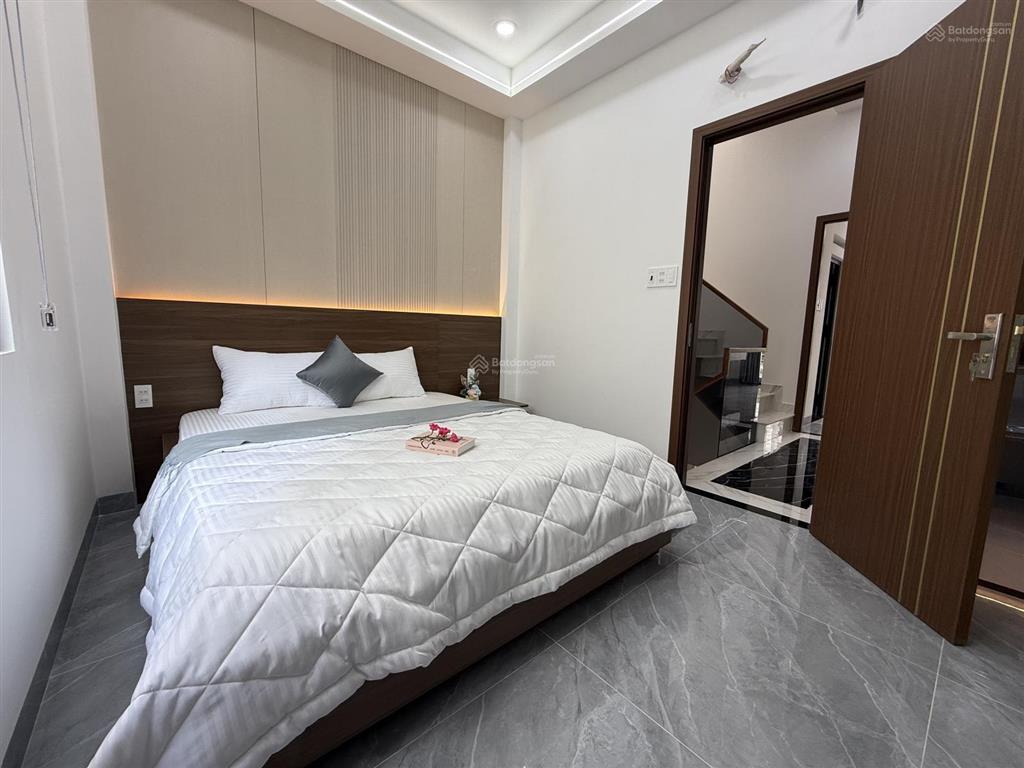 Nhà mới 2 lầu full nội thất cao cấp hẻm thông 7m sát tô ngọc vân gần thống nhất gò vấp. dt 4mx13.5m