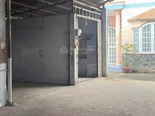 Nhà xưởng 300m2 dt 10m x 30m, 2 mặt tiền gồm 1 căn nhà và xưởng, đường xe tải, gần lê thị hà