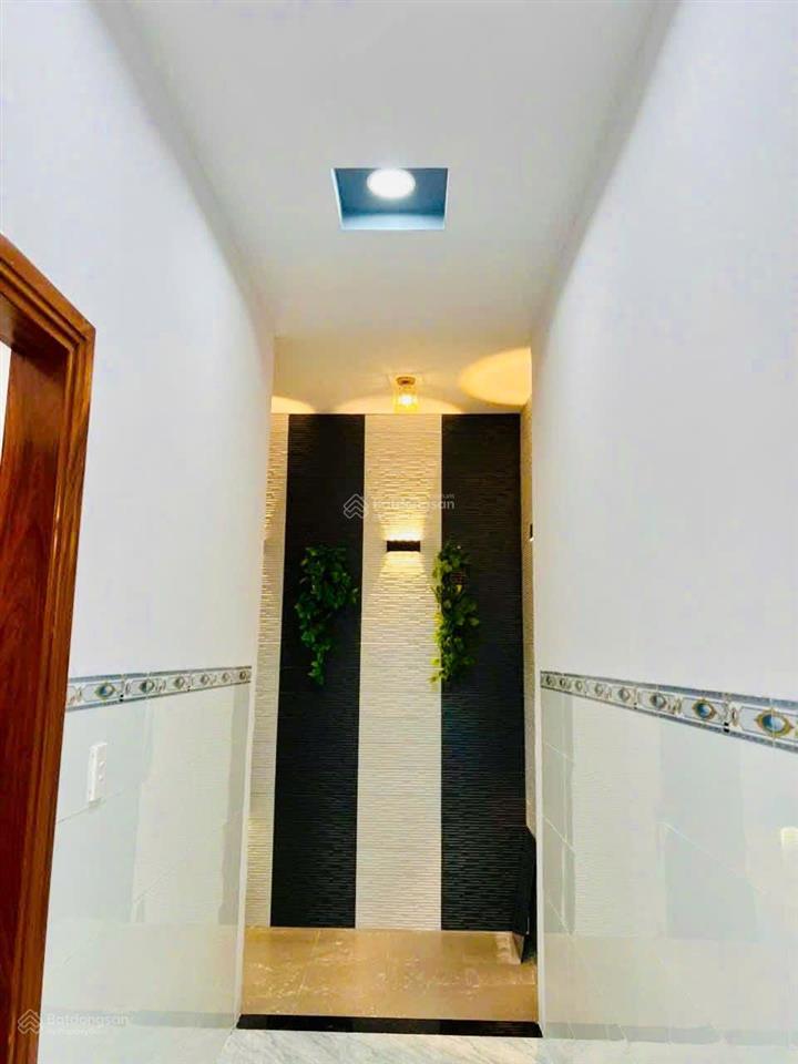 Cuối năm kẹt tiền trả nhân công bán gấp căn nhà mặt tiền đường thông