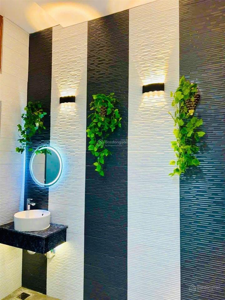 Cuối năm kẹt tiền trả nhân công bán gấp căn nhà mặt tiền đường thông