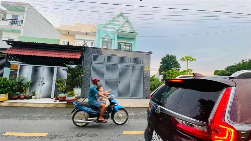 Cuối năm kẹt tiền trả nhân công bán gấp căn nhà mặt tiền đường thông