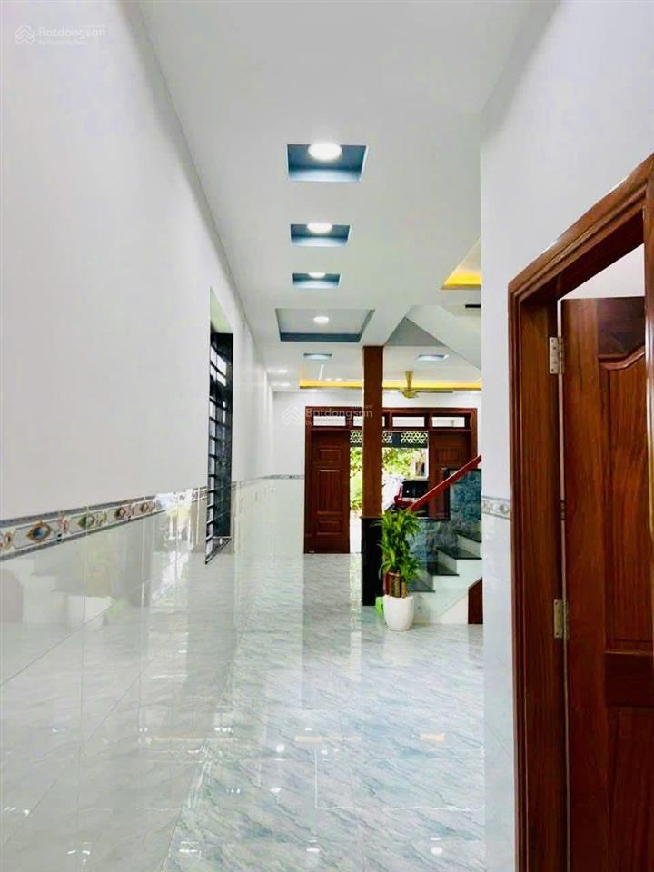 Cuối năm kẹt tiền trả nhân công bán gấp căn nhà mặt tiền đường thông