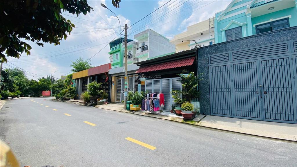 Cuối năm kẹt tiền trả nhân công bán gấp căn nhà mặt tiền đường thông