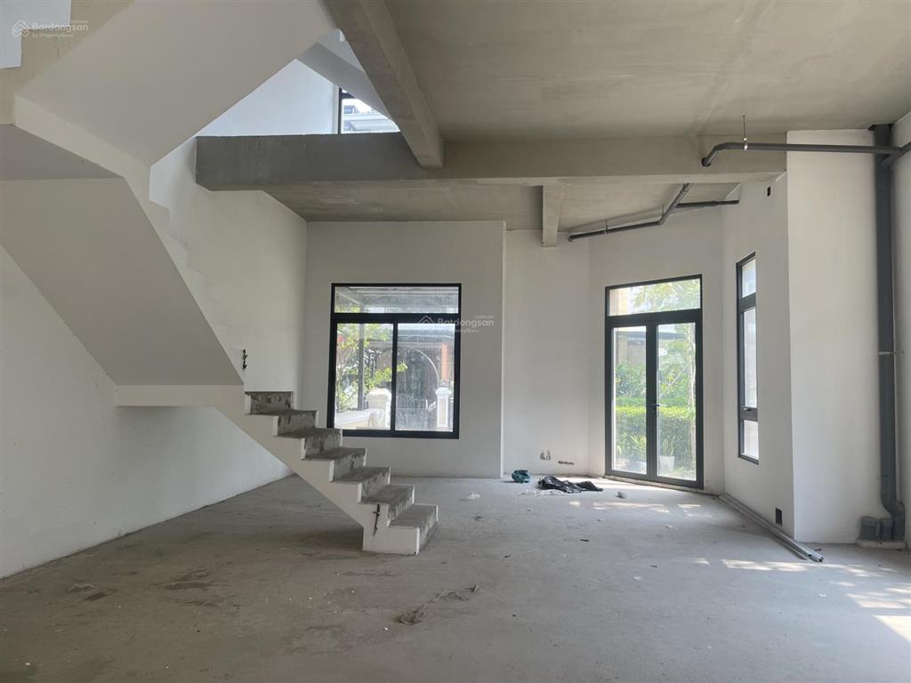 Bán gấp  căn 2 mặt tiền trục đường hồ bơi . nhà thô . dt 76.2m2 . giá chỉ từ 14.5 tỷ