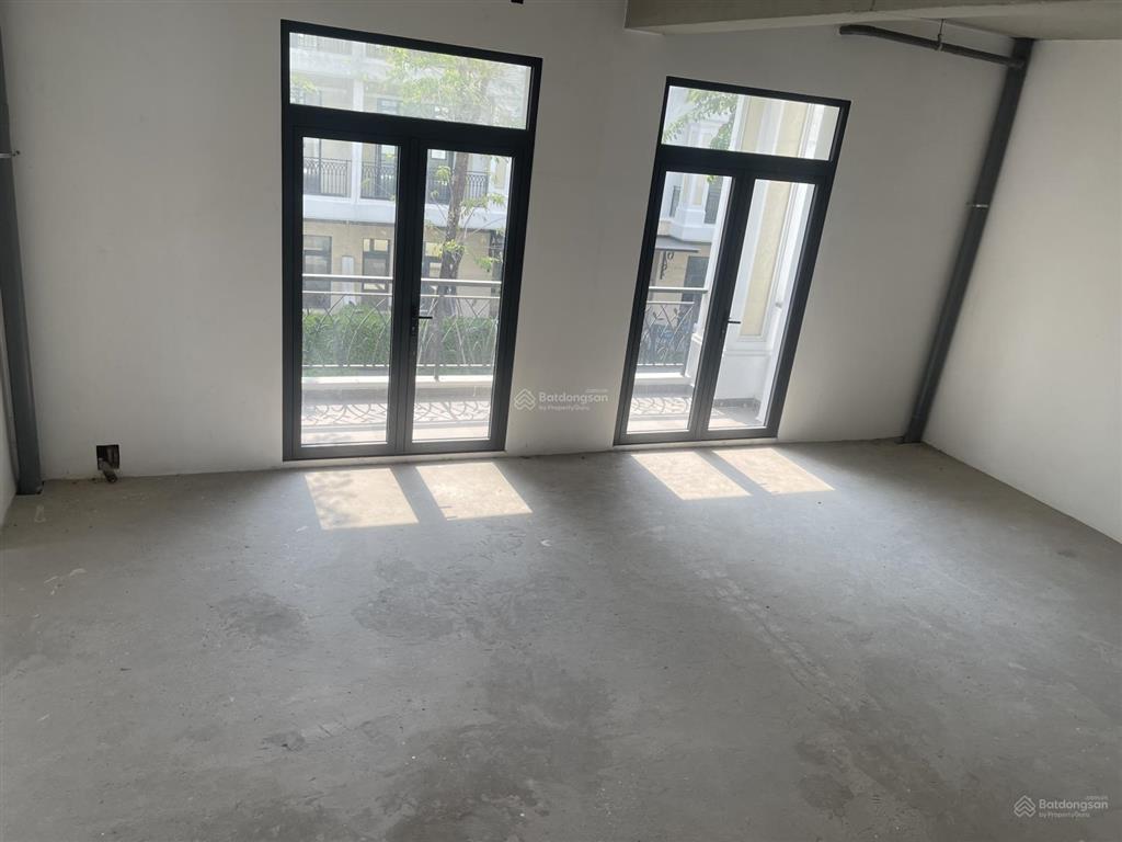 Bán gấp  căn 2 mặt tiền trục đường hồ bơi . nhà thô . dt 76.2m2 . giá chỉ từ 14.5 tỷ