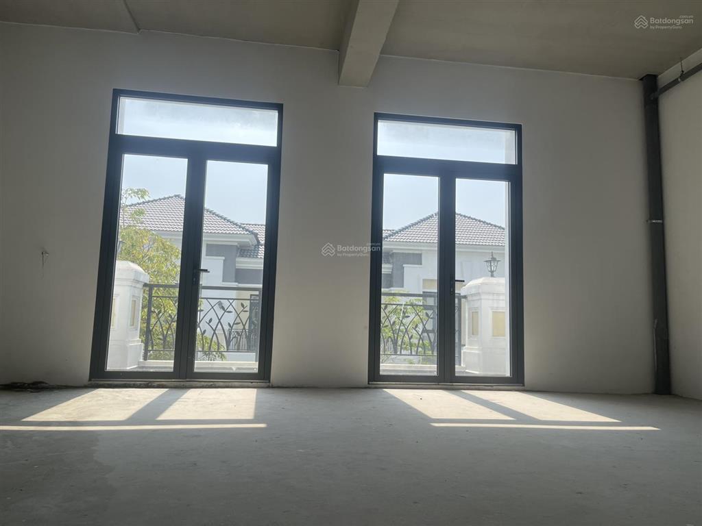 Bán gấp  căn 2 mặt tiền trục đường hồ bơi . nhà thô . dt 76.2m2 . giá chỉ từ 14.5 tỷ