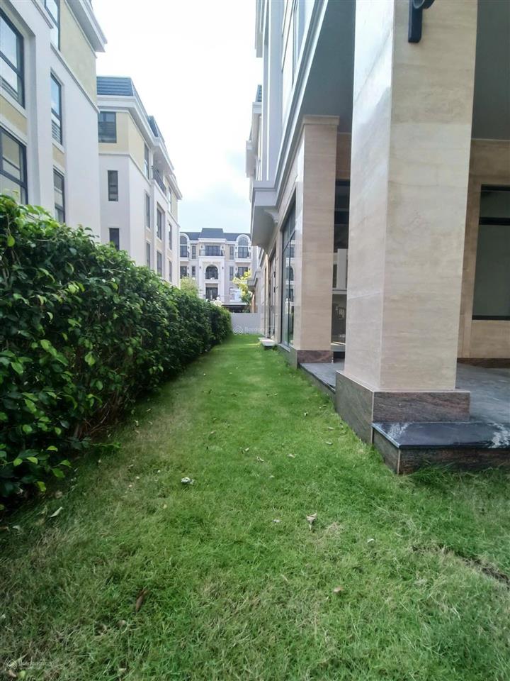Bán gấp  căn 5x18m. làm việc chính chủ. giá bán 16 tỷ. nhà thô, sổ hồng riêng. hỗ trợ vay