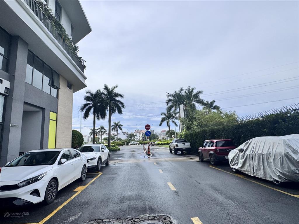 Cần bán gấp căn shophouse mặt ngoài . dt 148m2, nhà nội thất cơ, sổ hồng, giá thấp nhất dự án 8 tỷ.