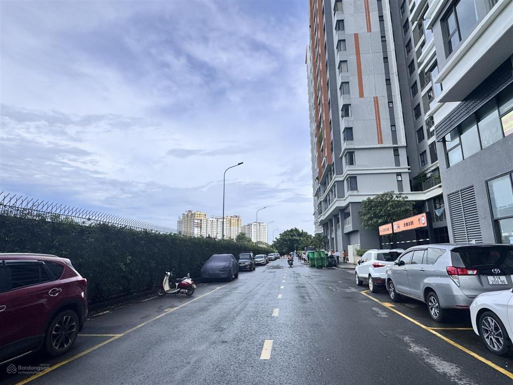 Cần bán gấp căn shophouse mặt ngoài . dt 148m2, nhà nội thất cơ, sổ hồng, giá thấp nhất dự án 8 tỷ.