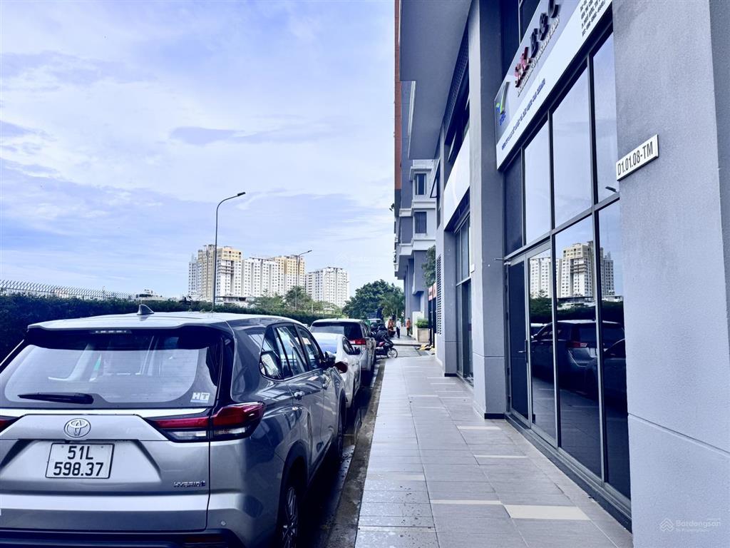 Cần bán gấp căn shophouse mặt ngoài . dt 148m2, nhà nội thất cơ, sổ hồng, giá thấp nhất dự án 8 tỷ.