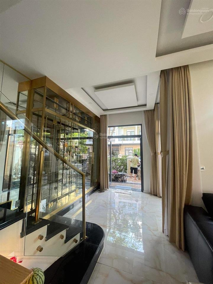 Bán gấp  căn biệt thự vườn 8x18.5m verosa park . full nội thất cao cấp. ngay trục hồ bơi dự án