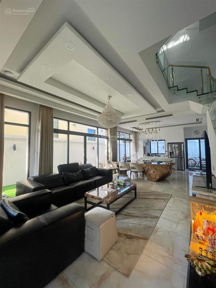 Bán gấp  căn biệt thự vườn 8x18.5m verosa park . full nội thất cao cấp. ngay trục hồ bơi dự án