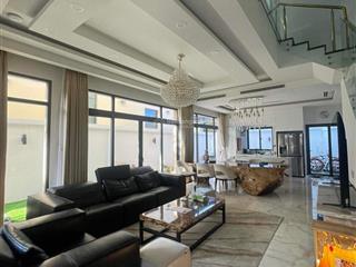 Bán gấp  căn biệt thự vườn 8x18.5m verosa park . full nội thất cao cấp. ngay trục hồ bơi dự án