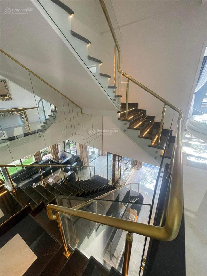 Bán gấp  căn biệt thự vườn 8x18.5m verosa park . full nội thất cao cấp. ngay trục hồ bơi dự án