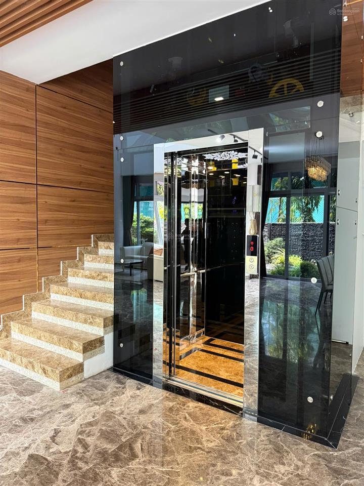 Chính chủ gửi bán biệt thự đơn lập 2 mặt thoáng . full nội thất cao cấp . dt 530m2 có thang máy
