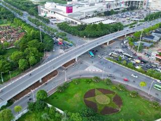 Đất đón đầu cầu trần hưng đạo, cổ linh  hồng tiến. dt 98m2, mt10m. ô tô tránh đỗ. 18,5 tỷ