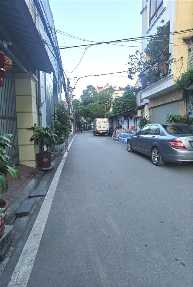 Đất đón đầu cầu trần hưng đạo, cổ linh  hồng tiến. dt 98m2, mt10m. ô tô tránh đỗ. 18,5 tỷ