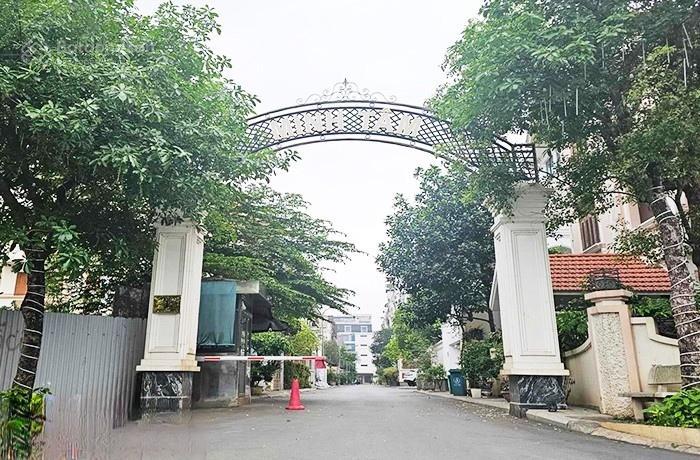 Đất đón đầu cầu trần hưng đạo, cổ linh  hồng tiến. dt 98m2, mt10m. ô tô tránh đỗ. 18,5 tỷ