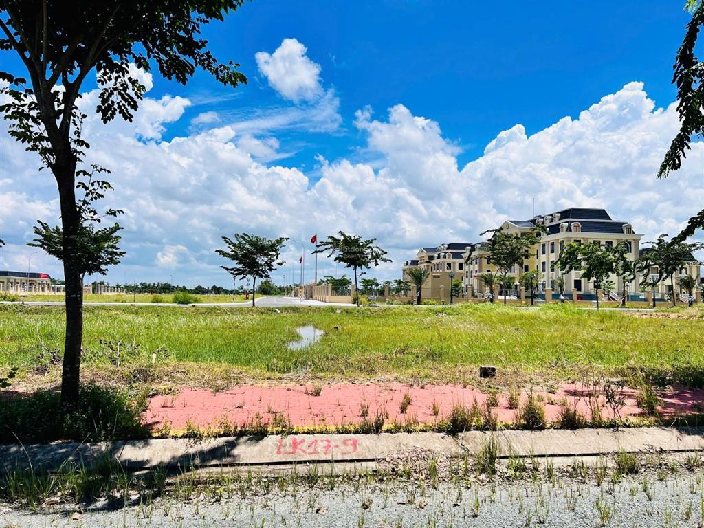 Nền 100m2 đối diện sân thể thao, cách tthc xã thủ thừa chỉ 50m