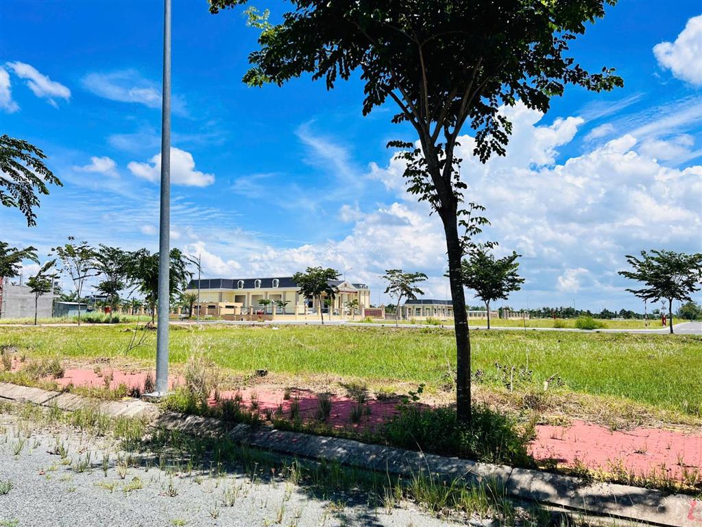 Nền 100m2 đối diện sân thể thao, cách tthc xã thủ thừa chỉ 50m