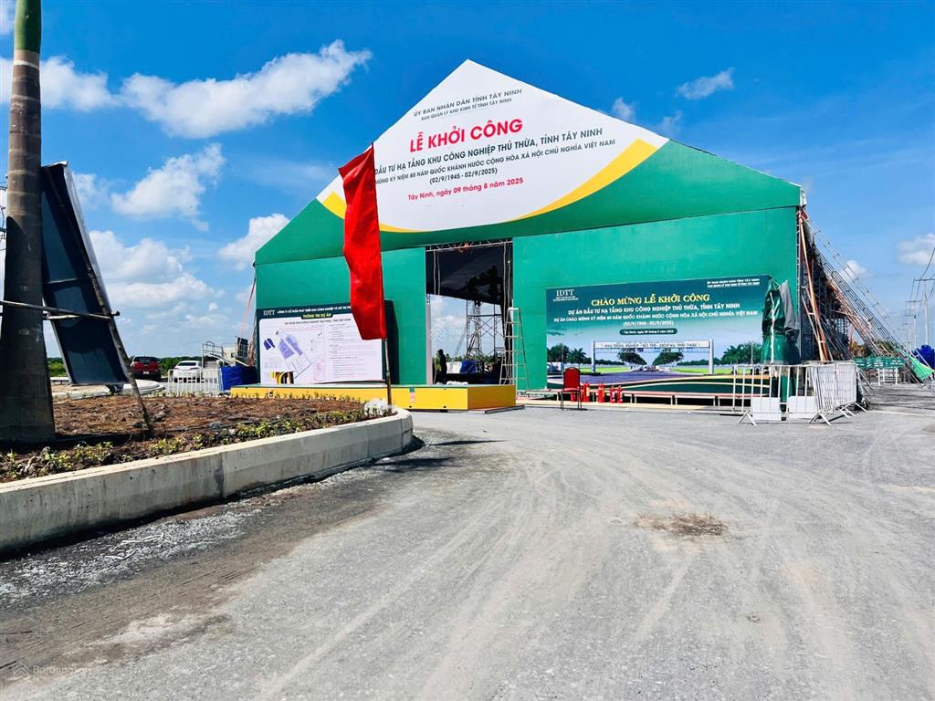 Nền 100m2 đối diện sân thể thao, cách tthc xã thủ thừa chỉ 50m