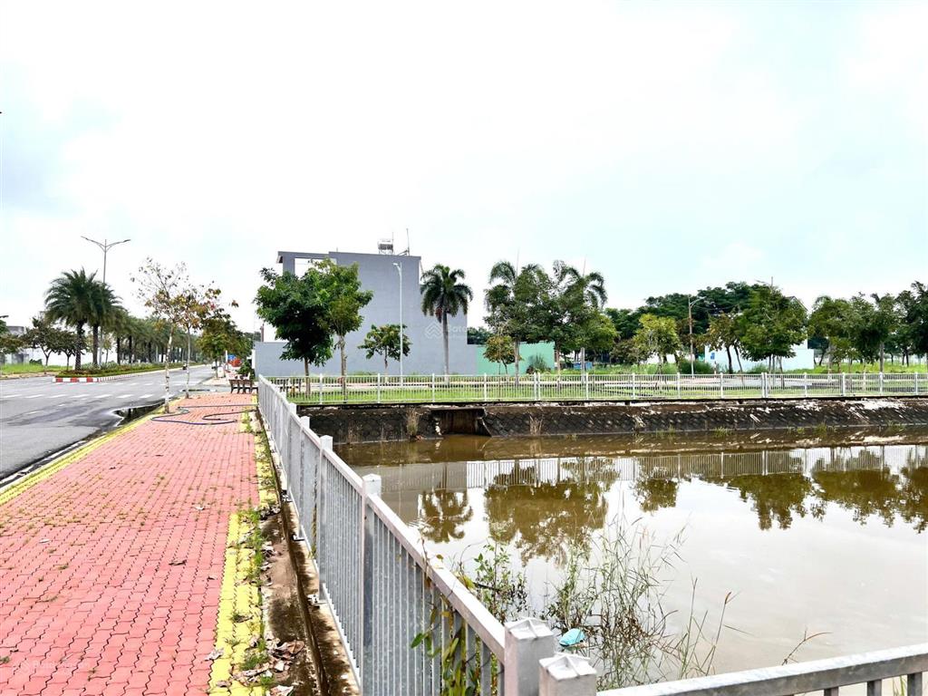 Bán nền đẹp đối diện công viên và kênh cảnh quan