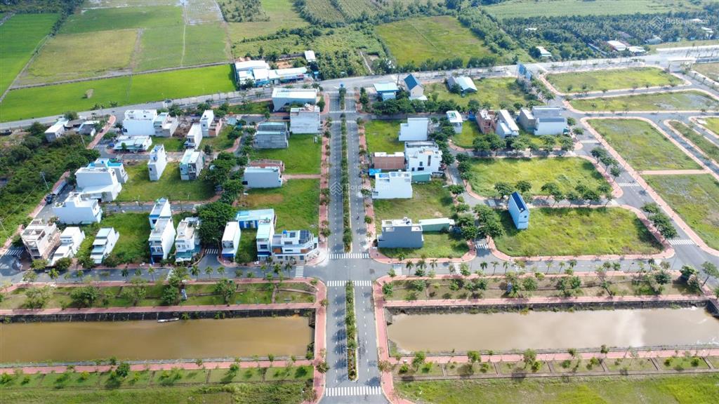 Bán nền đẹp đối diện công viên và kênh cảnh quan