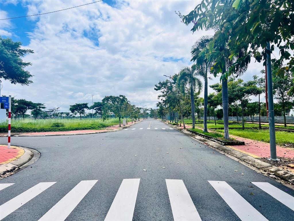 Bán nền đẹp đối diện công viên và kênh cảnh quan