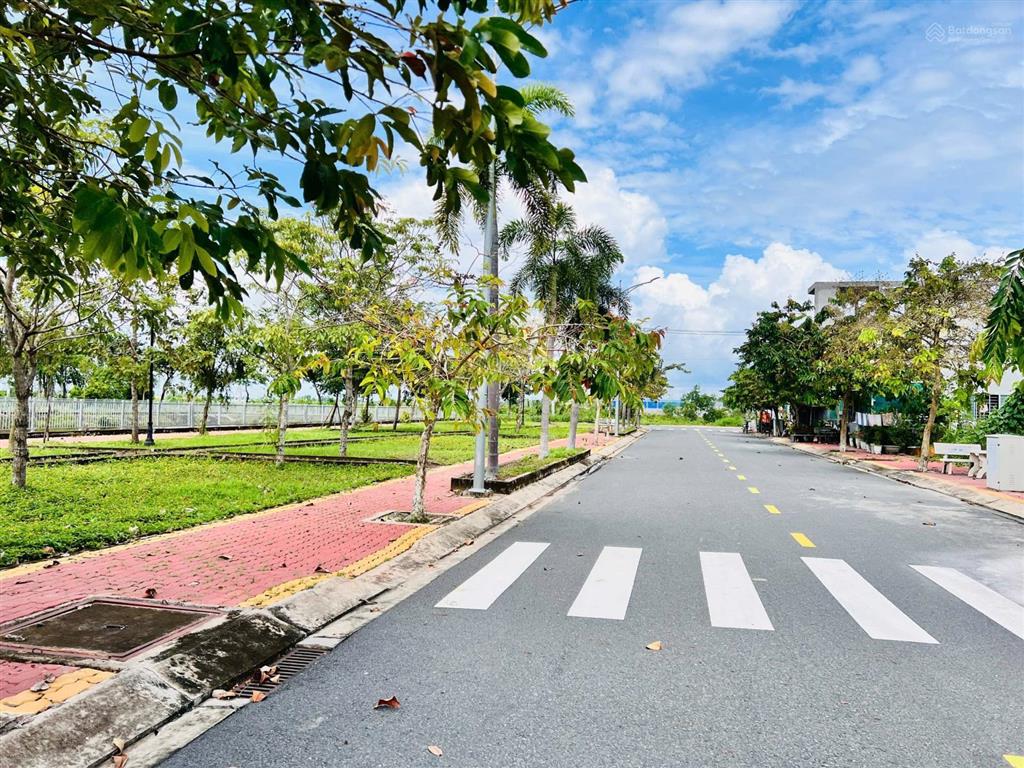 Bán nền đẹp đối diện công viên và kênh cảnh quan