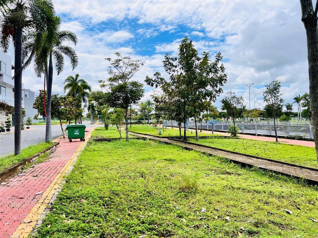 Bán nền đẹp đối diện công viên và kênh cảnh quan