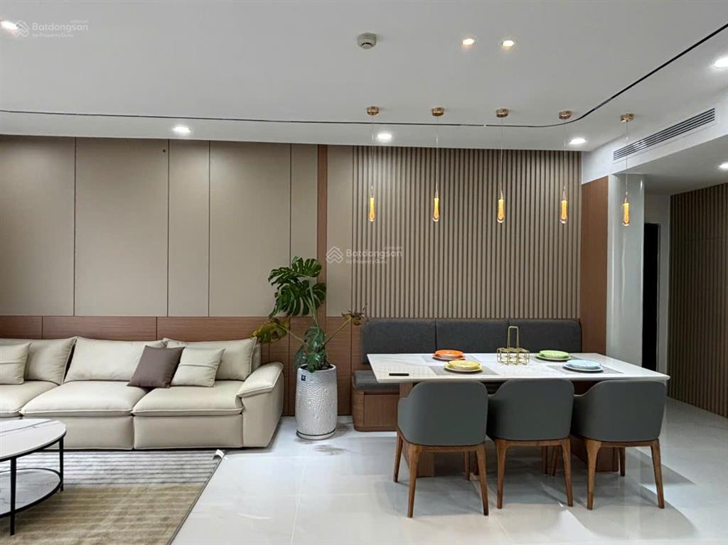 Chính chủ cần bán nhanh căn hộ cosmo dt 125m2, 3pn, 2wc, giá 6ty7 căn góc  0938 607 ***