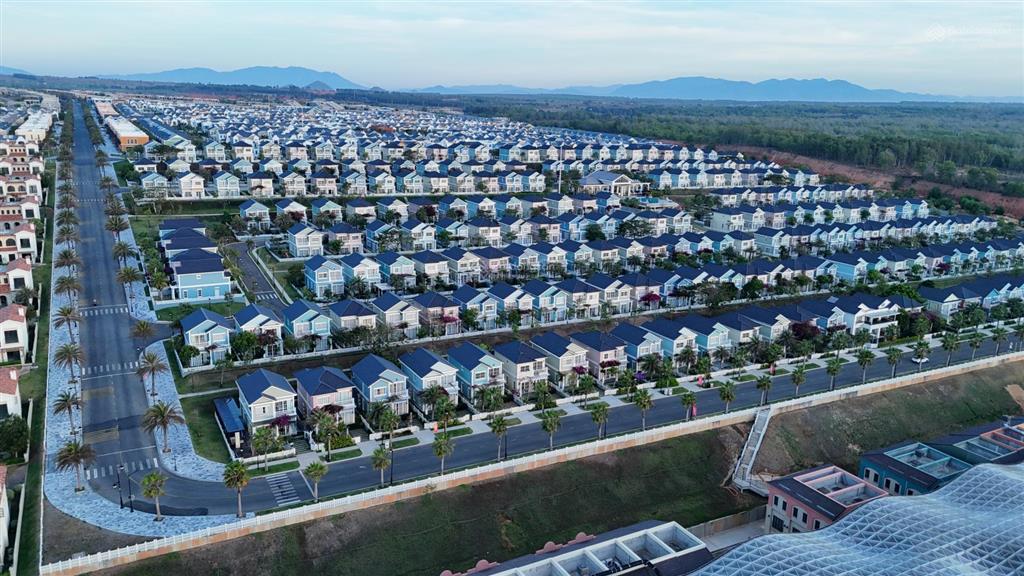 Giá siêu tốt căn biệt thự 8x20m, giá 4.4 tỷ bao hết đã nhận nhà ngay sau lưng là hồ bơi clubhouse