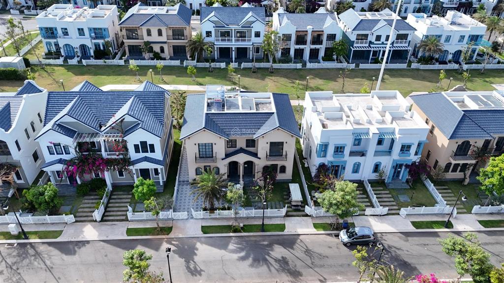 Giá siêu tốt căn biệt thự 8x20m, giá 4.4 tỷ bao hết đã nhận nhà ngay sau lưng là hồ bơi clubhouse