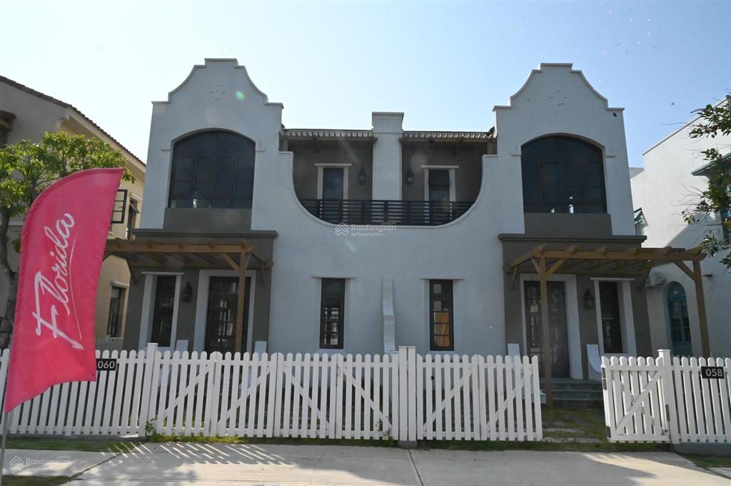 Giá siêu tốt căn biệt thự 8x20m, giá 4.4 tỷ bao hết đã nhận nhà ngay sau lưng là hồ bơi clubhouse