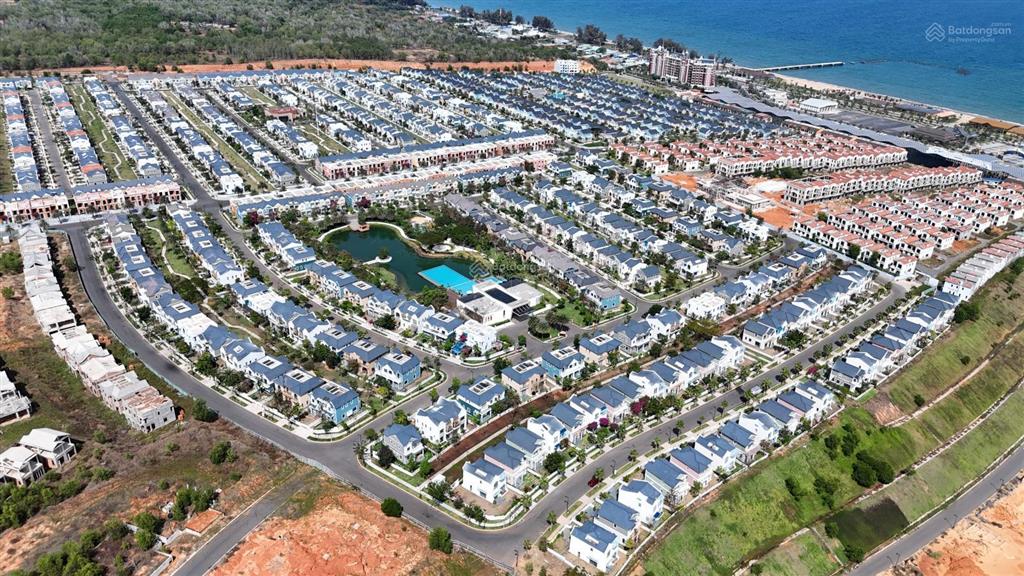 Giá siêu tốt căn biệt thự 8x20m, giá 4.4 tỷ bao hết đã nhận nhà ngay sau lưng là hồ bơi clubhouse