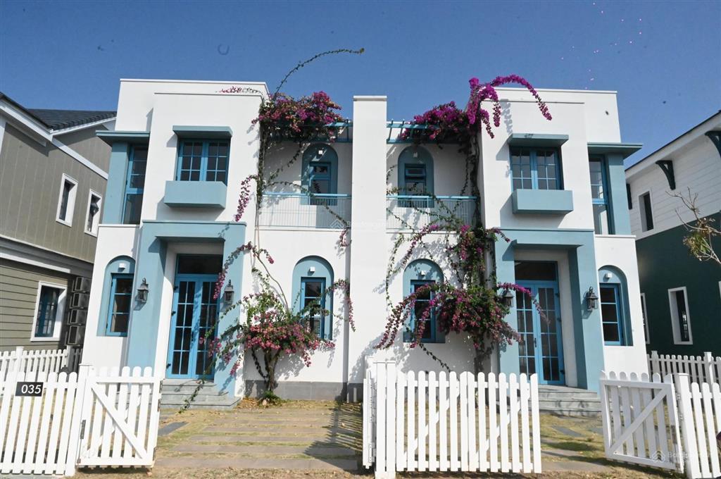 Giá siêu tốt căn biệt thự 8x20m, giá 4.4 tỷ bao hết đã nhận nhà ngay sau lưng là hồ bơi clubhouse