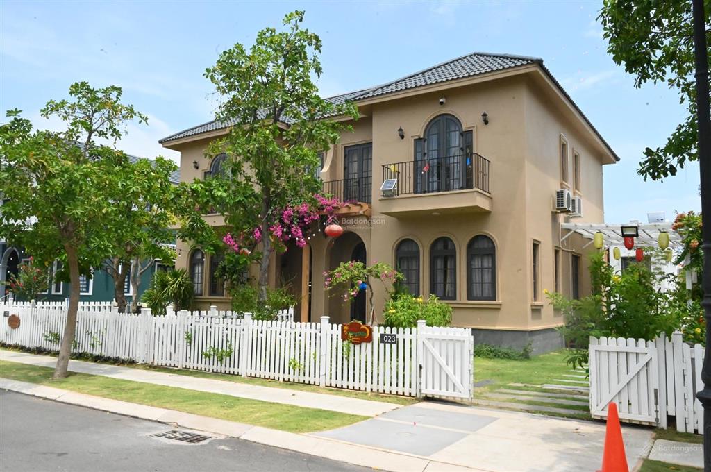 Giá siêu tốt căn biệt thự 8x20m, giá 4.4 tỷ bao hết đã nhận nhà ngay sau lưng là hồ bơi clubhouse